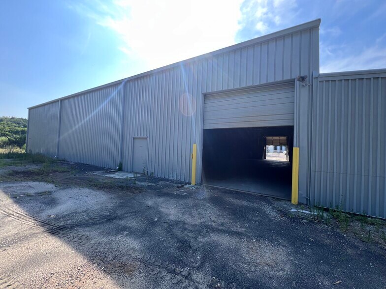 More Photos Of 104 Bombay Dr, Columbia Warehouse For Lease