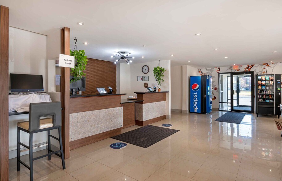 More Photos Of 3185 S Dirksen Pkwy, Springfield Hotel For Sale