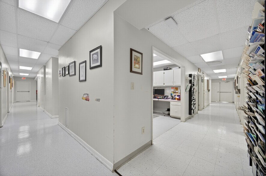 More Photos Of 207 Elk Ave S, Fayetteville Office For Sale