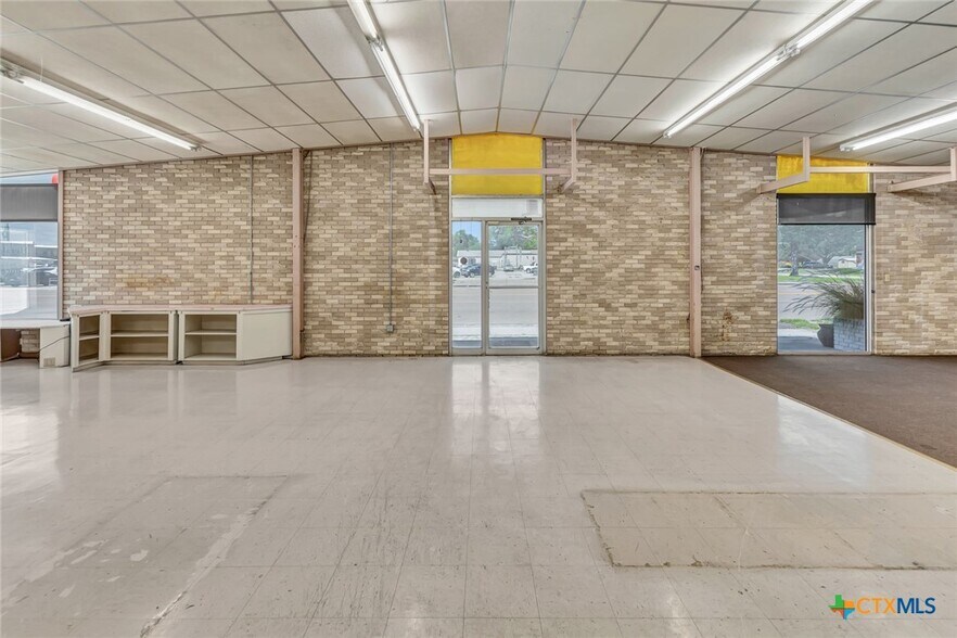 More Photos Of 306 N Wells St, Edna Office For Sale