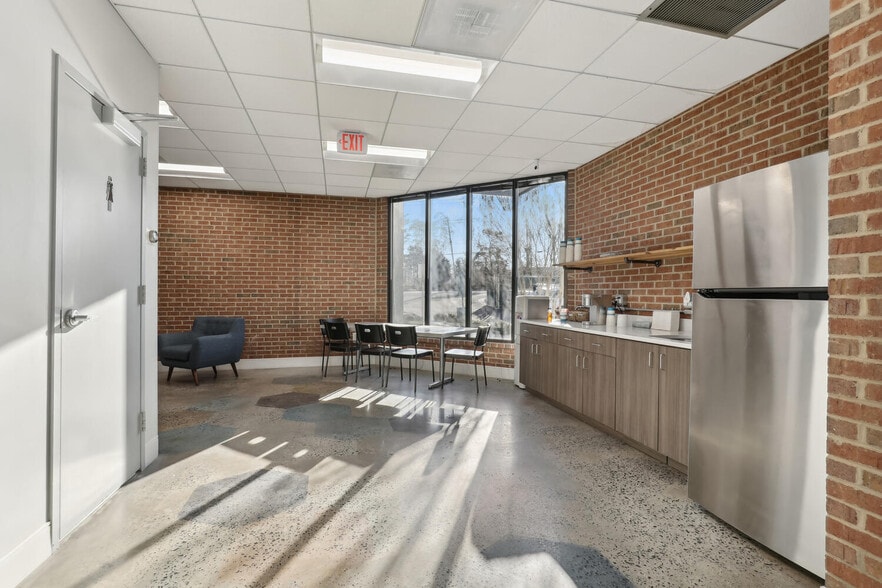 More Photos Of 1508 Moran Rd, Sterling Showroom For Sale