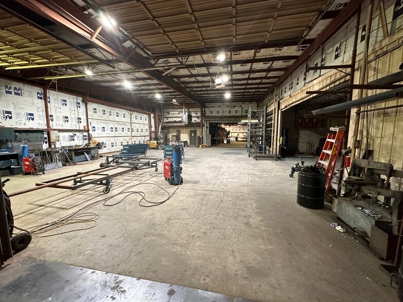 More Photos Of 1301 S 3rd St, Chickasha Distribution For Lease