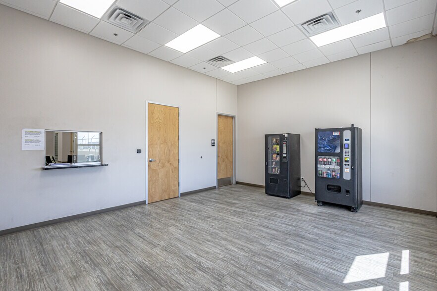 More Photos Of 14002 Mercury Dr, Laredo Warehouse For Lease