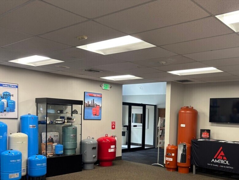 More Photos Of 58 Old Quaker Ln, West Warwick Office For Sale