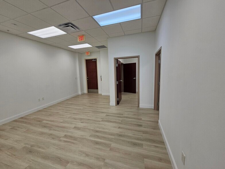 More Photos Of 7065 Westpointe Blvd, Orlando Medical For Sale