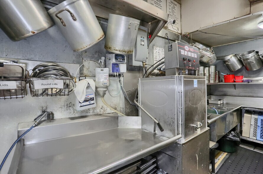 More Photos Of 463 Maplewood Ave, Ambridge Restaurant For Sale
