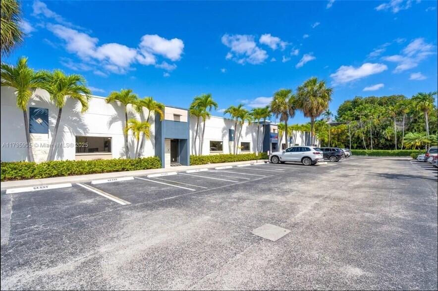 More Photos Of 8145 NW 33rd St, Doral Warehouse For Lease