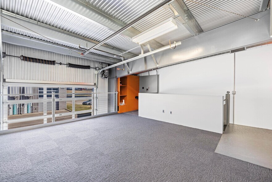 More Photos Of 123 Pit Ln, Pontiac Parking Garage For Sale
