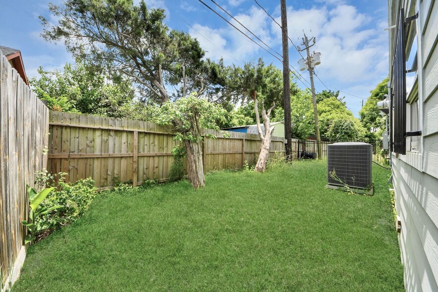 More Photos Of 8346 Howard Dr, Houston Office For Sale