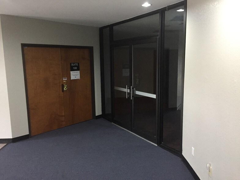 More Photos Of 337 Oaks Trl, Garland Office For Lease