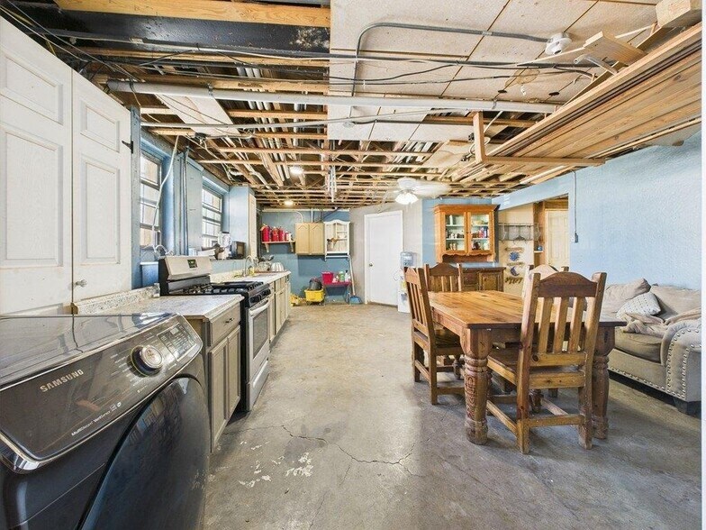 More Photos Of 236 S Oak St, Pecos Storefront For Sale