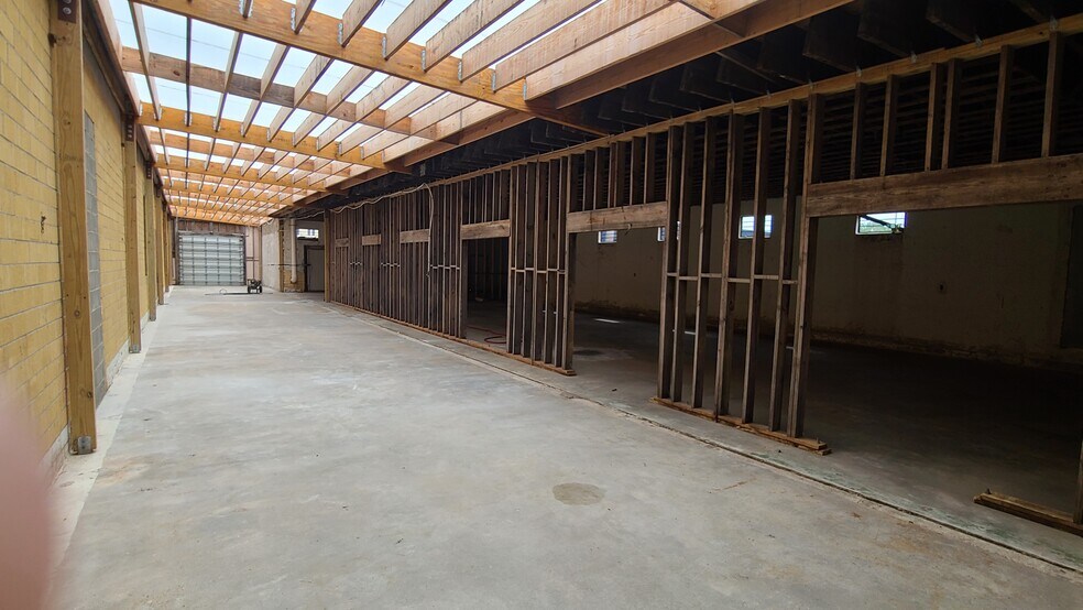 More Photos Of 201 6th St. N, Texas City Light Manufacturing For Sale