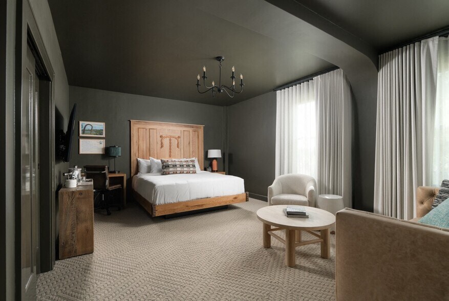 More Photos Of 527-537 State St, Santa Barbara Hotel For Lease