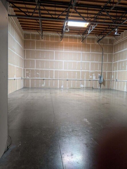 More Photos Of 42095 Zevo Dr, Temecula Warehouse For Lease