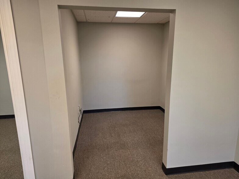 More Photos Of 2781 Vista Pky, West Palm Beach Light Manufacturing For Sale