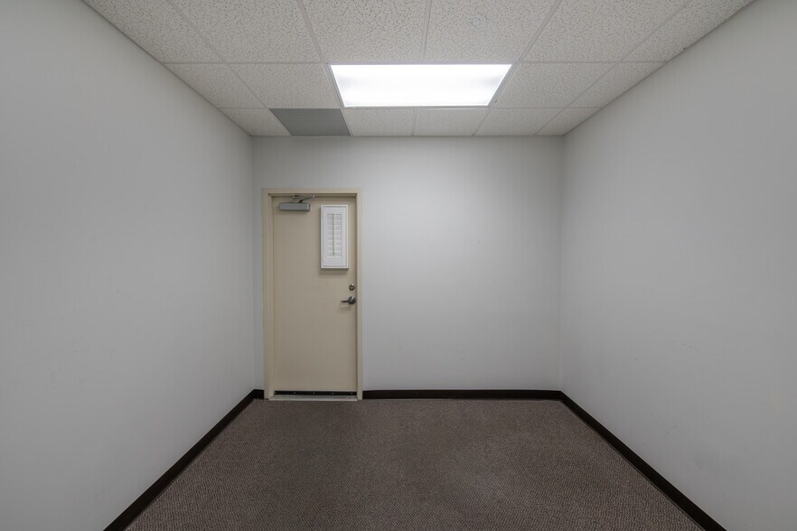 More Photos Of 8801 Corporate Square Ct, Jacksonville Warehouse For Lease