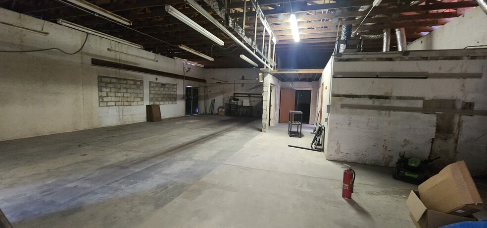 More Photos Of 284 S Center St, Pierson Auto Repair For Lease