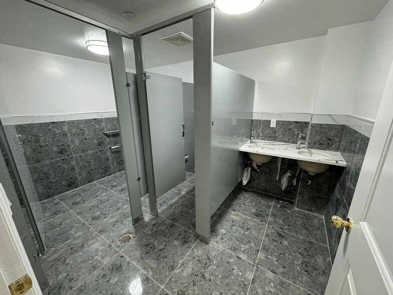 More Photos Of 60-11 60th St, Flushing Specialty For Lease