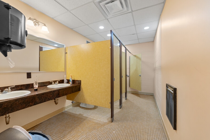 More Photos Of 3411 Covington Pike, Memphis Religious Facility For Sale