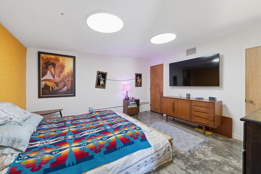 More Photos Of 6215 S San Pedro St, Los Angeles Service For Sale