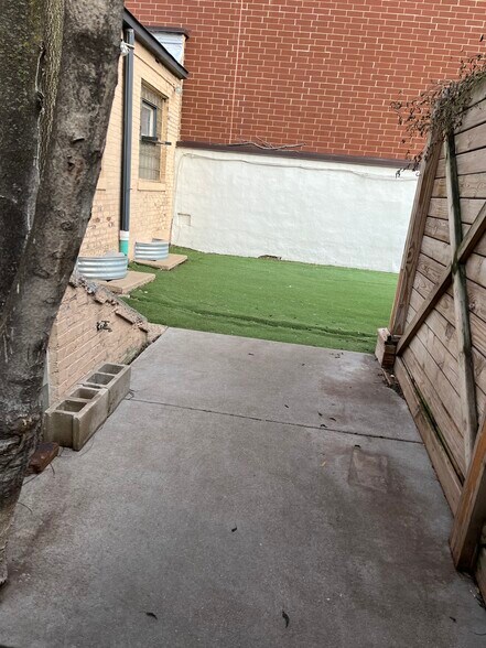 More Photos Of 2227-2231 W Belmont Ave, Chicago Veterinarian Kennel For Lease