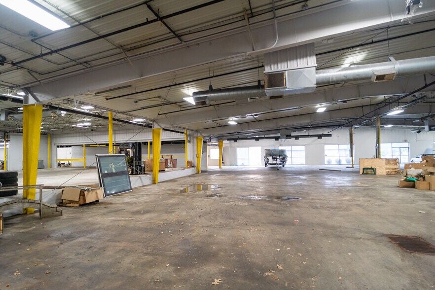 More Photos Of 1304 Valleyhigh Dr NW, Rochester Showroom For Sale