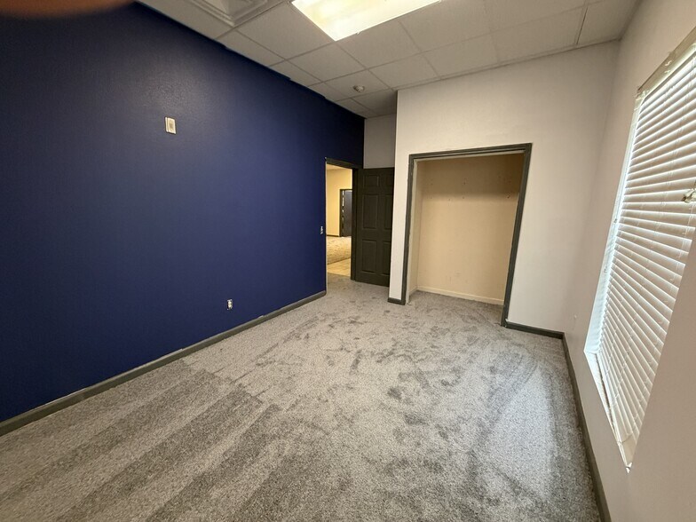 More Photos Of 7321 Wichita St, Forest Hill Self Storage For Lease