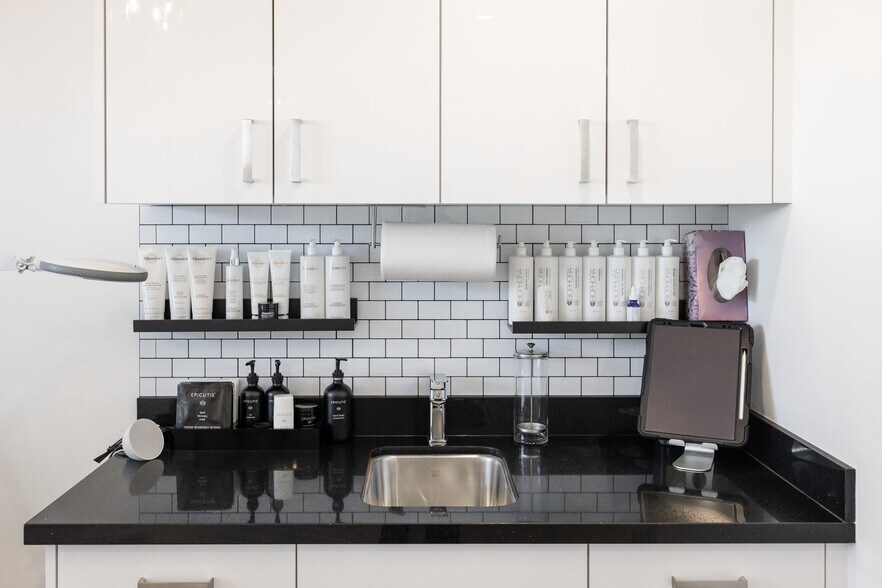 More Photos Of 1533 Dundas St E, Whitby Office For Sale