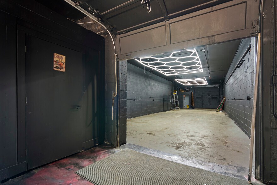 More Photos Of 1006 W 14 Mile Rd, Clawson Storefront For Lease