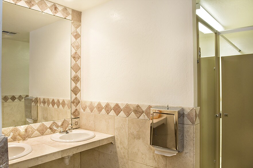 More Photos Of 7440 E Karen Dr, Scottsdale Service For Lease