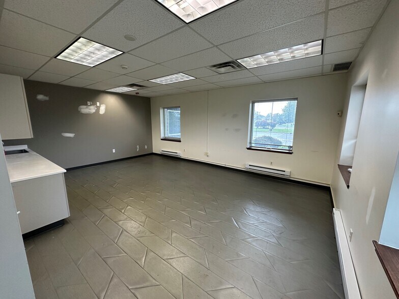 More Photos Of 90 Goodway Dr, Rochester Warehouse For Lease