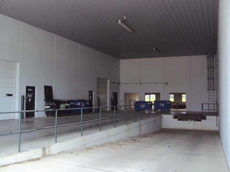 More Photos Of 720 N 17th St, St Charles Flex For Lease