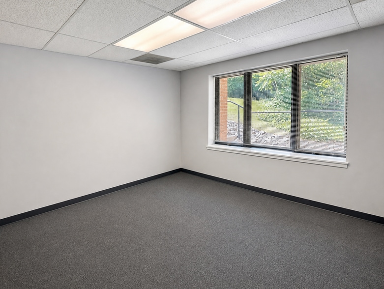 More Photos Of 1342-1360 Old Bridge Rd, Woodbridge Medical For Lease