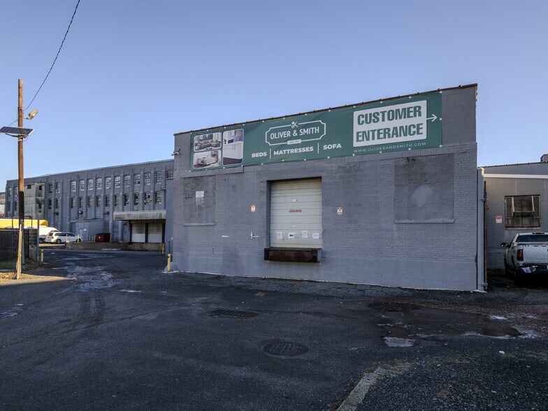 More Photos Of 39 Meade St, Trenton Distribution For Sale