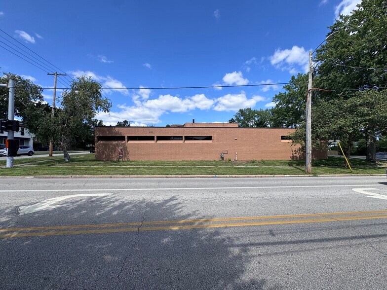More Photos Of 2341 Oakwood Dr, Cuyahoga Falls Office For Lease