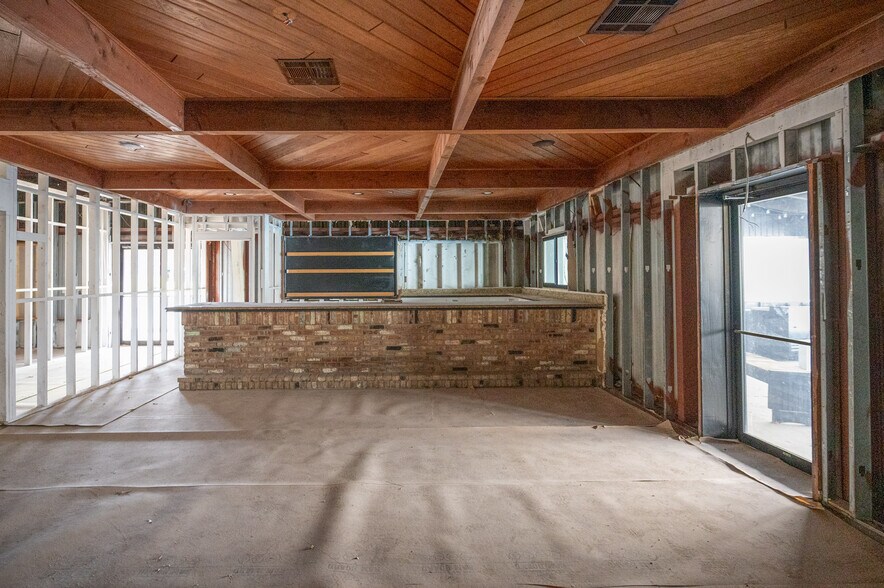 More Photos Of 211 S Magnolia St, Woodville Flex For Sale