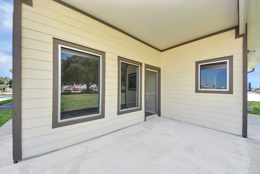 More Photos Of 1563 Live Oak St, Webster Office For Sale