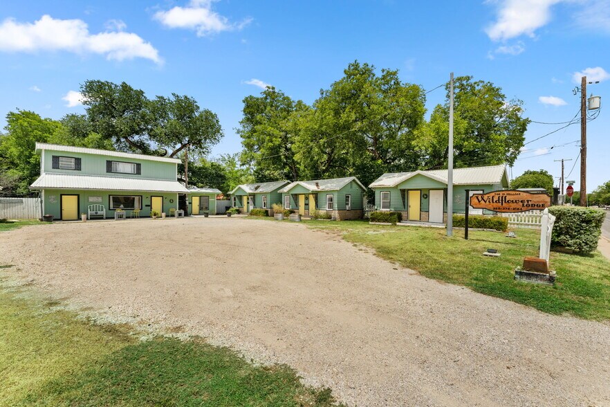 Primary Photo Of 702 W Wallace St, San Saba Hotel For Sale