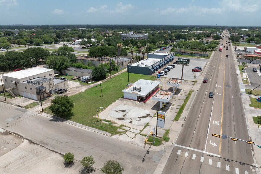More Photos Of 606 E King Ave, Kingsville Storefront Retail Office For Sale