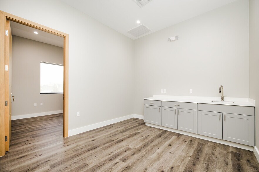 More Photos Of 8525 N Sam Houston Pkwy E, Humble Medical For Sale