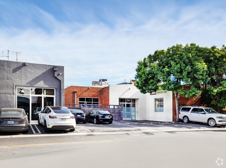 More Photos Of 3384 Robertson Pl, Los Angeles Unknown For Lease