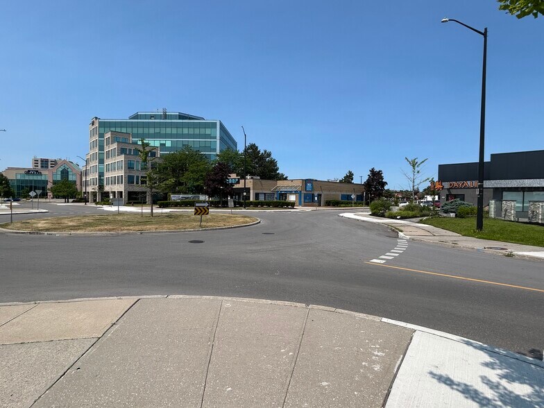 More Photos Of 140 York Blvd, Richmond Hill Restaurant For Lease