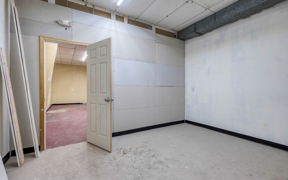 More Photos Of 1118 Smith St, Waller Showroom For Sale