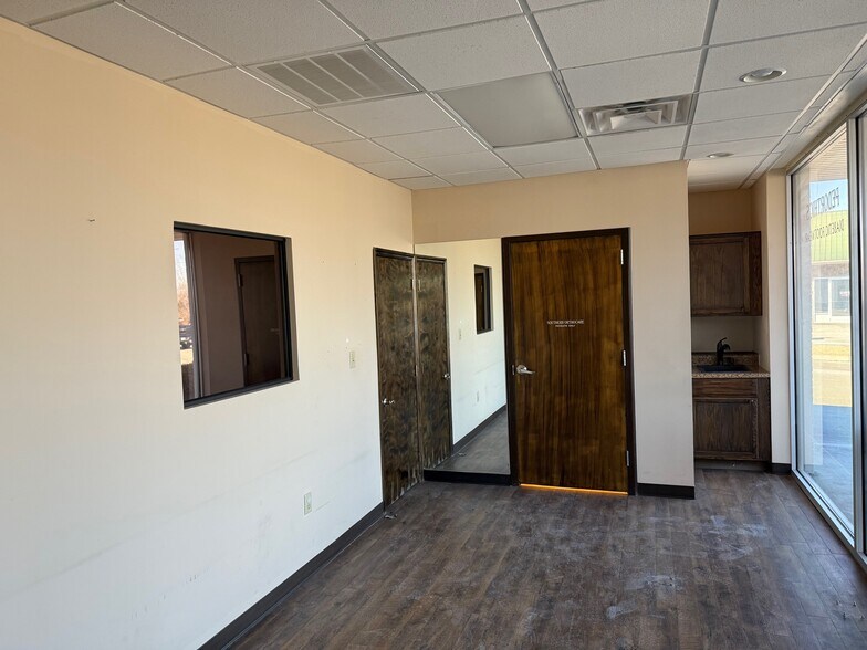 More Photos Of 2106 E Andrew Johnson Hwy, Morristown Office For Lease