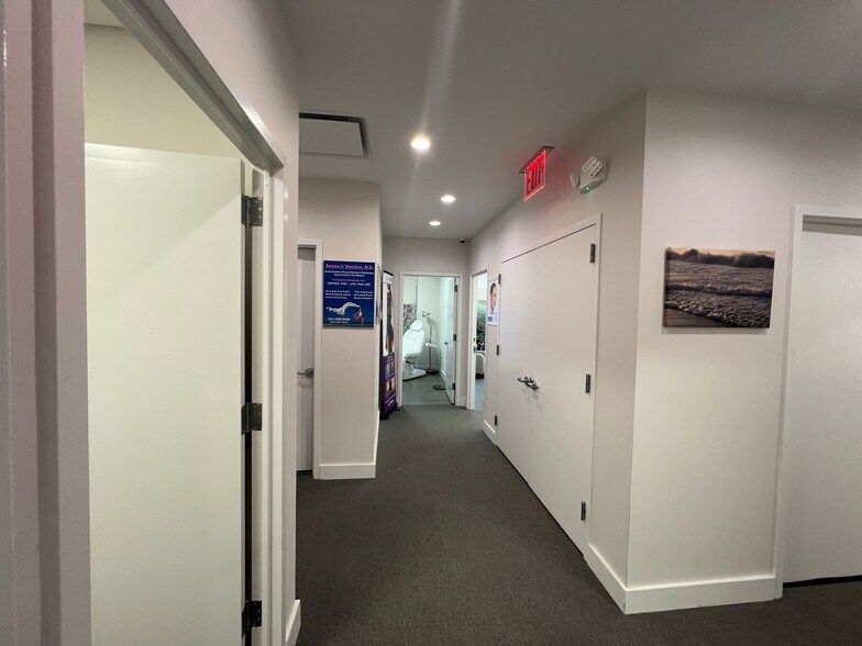 More Photos Of 185-205 Froehlich Farm Blvd, Woodbury Medical For Lease