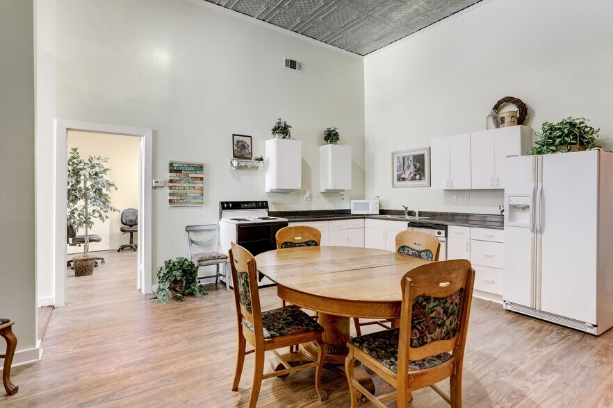 More Photos Of 116 Hoxie St, Coupland General Retail For Sale