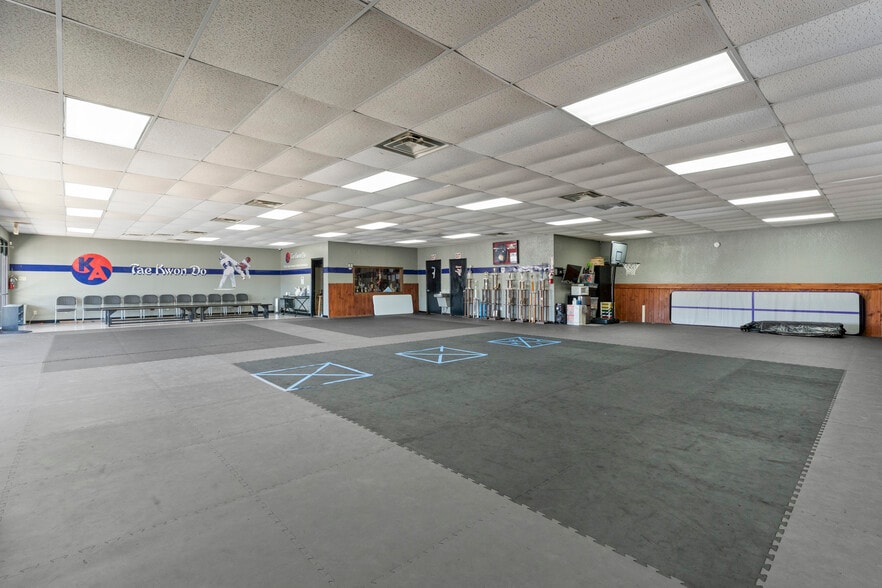 More Photos Of 9585 Braun Rd, San Antonio Storefront Retail Office For Sale