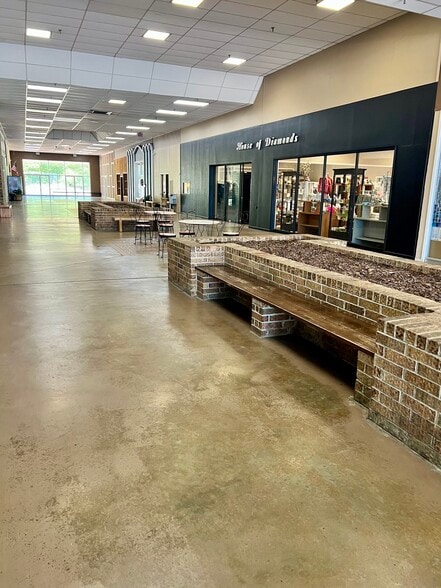 More Photos Of 501 S Main St, Springhill Unknown For Lease