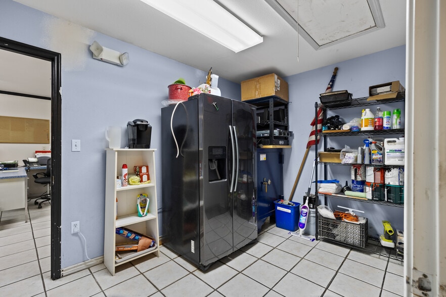 More Photos Of 955 W Kingsbury St, Seguin Auto Repair For Sale