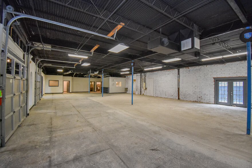 More Photos Of 19419 N Freeway, Spring General Retail For Sale